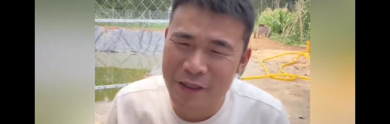哈哈哈，被阿杜都逗笑了，粉丝埋怨他光挑公屏上好听的话念，阿杜也不藏着掖着，他说：