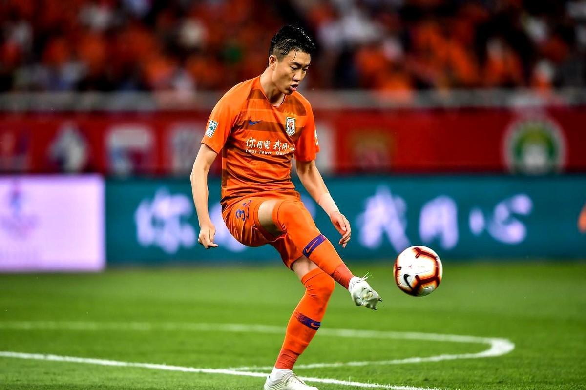 这笔钱，现在是救命钱了啊！那个叫小潘的泰山球迷，现在就躺在ICU里，昏迷不醒