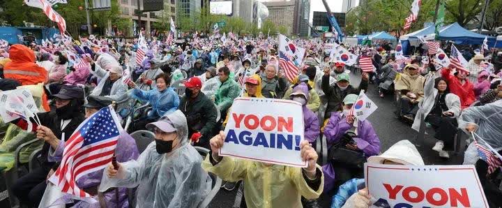 韩国共同民主党上台前，尹锡悦支持者的韩国极右翼每天开着宣传车拉着人开着大喇叭到处