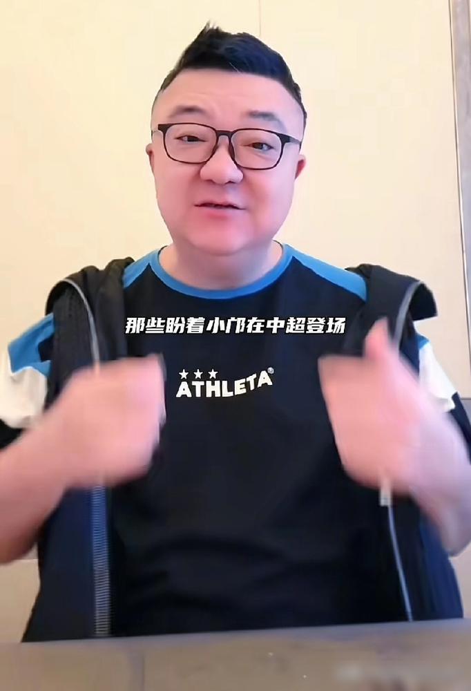 董路刚拍着桌子喊出邝兆雷今年在海牛能踢150分钟就算成功，一群球迷直接一口唾沫飞