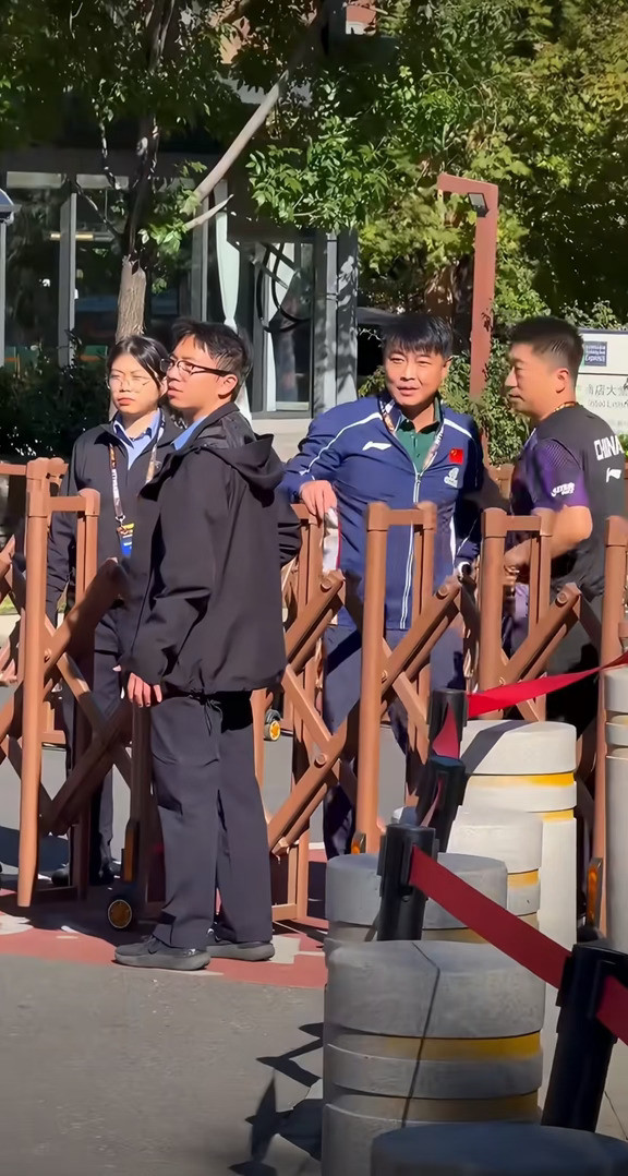 不能忍的王皓与球迷对峙：团结才能战胜一切