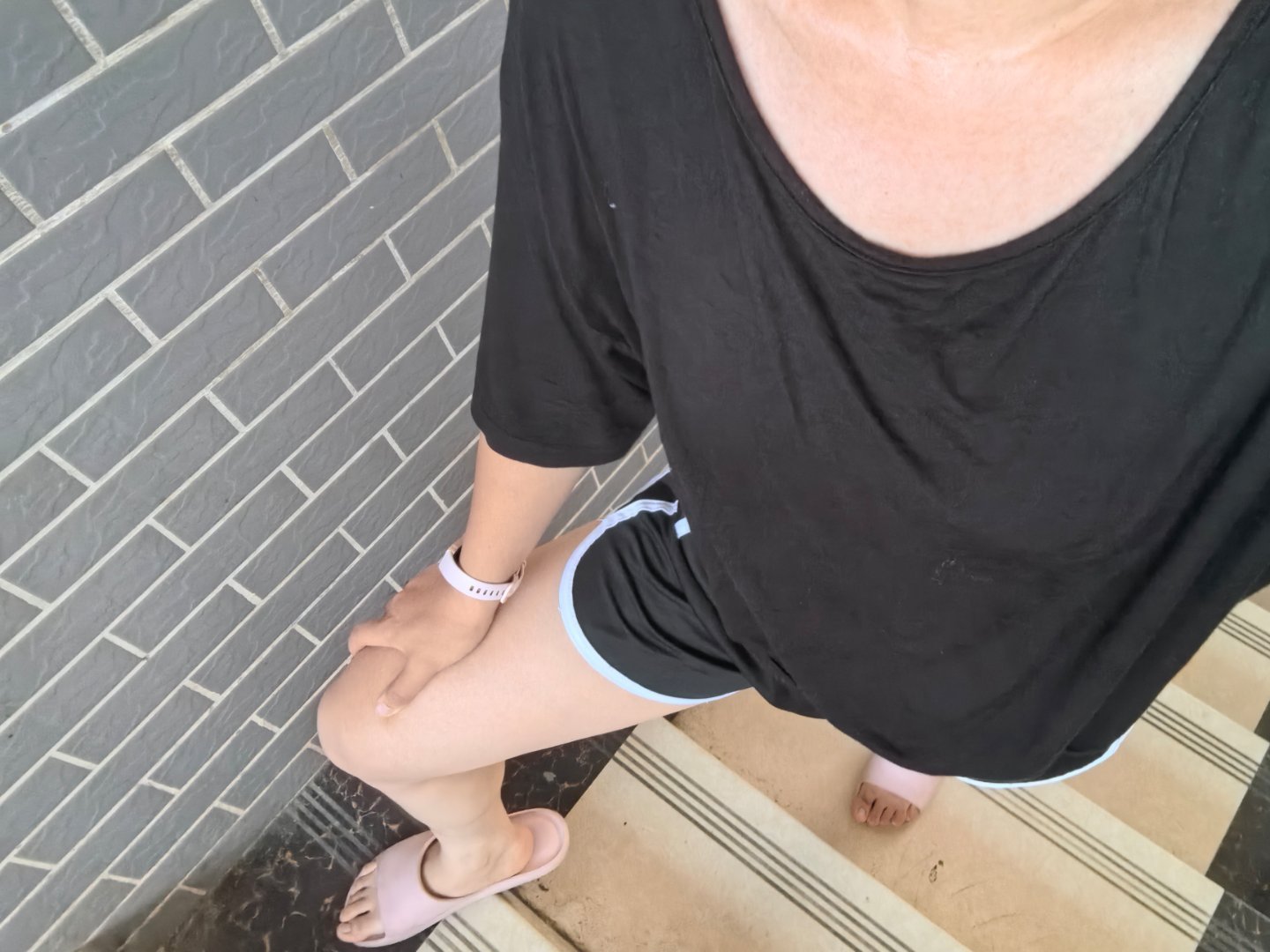 衣服太长了，不这样掖着怕人家以为我没穿裤子