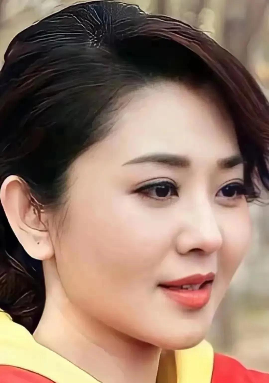 一名优秀主持人方琼，浓眉大眼惊艳迷人，白皙肤色水嫩光滑自然美，她的主持风格台风自
