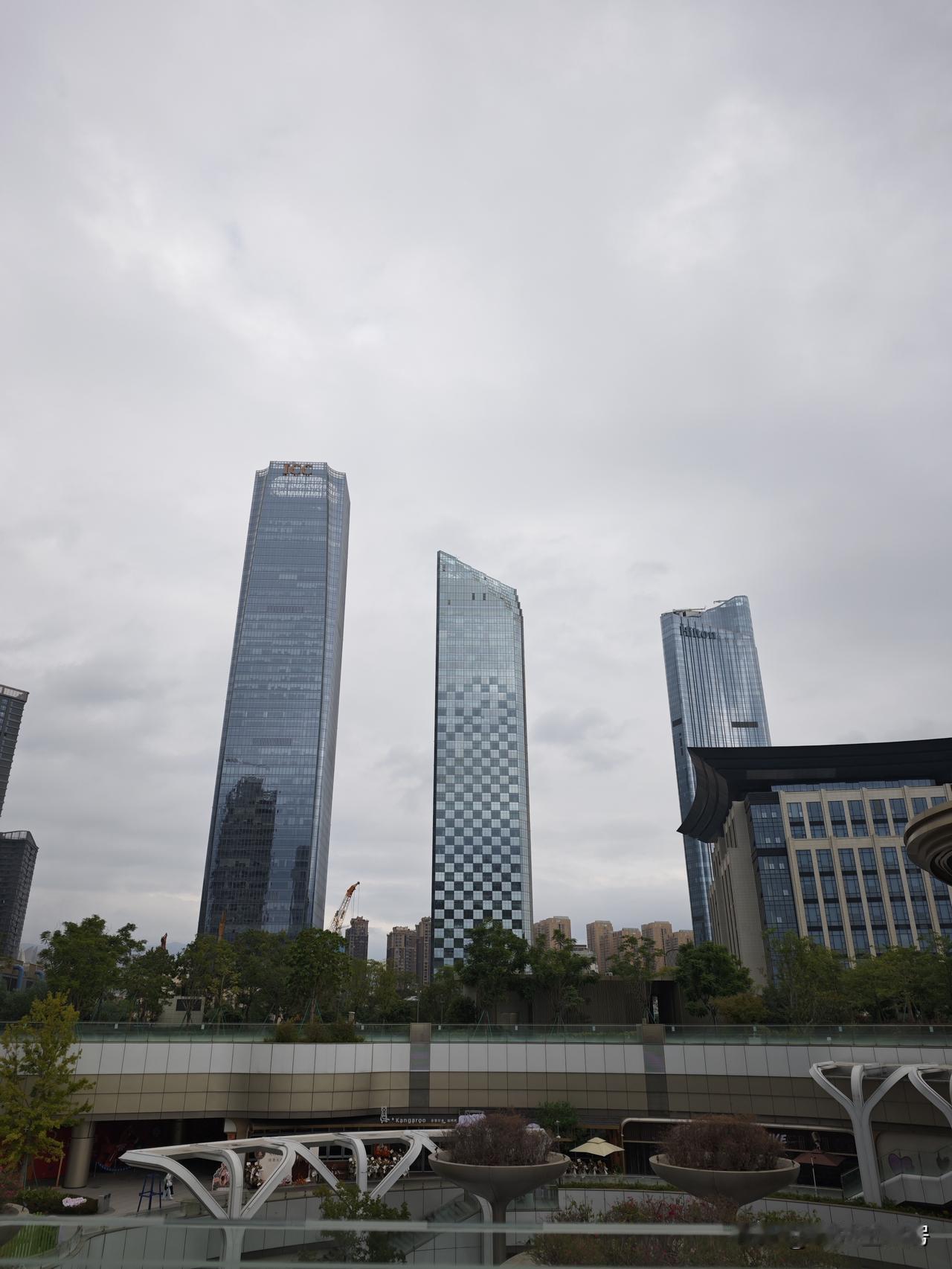 图一:没300米硬要说成300米的福州第一高楼升龙环球中心大厦。图二:原设计2