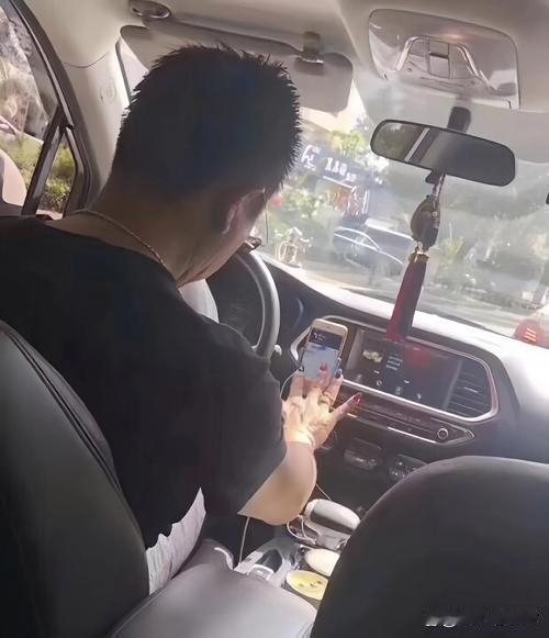 网约车司机不满堵车一路狂喷近日，一乘客曝光网约车行车视频引发热议。视频中，