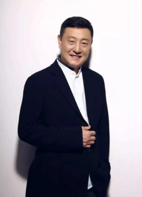 一次，鲁豫在飞机上遇到歌手韩磊，两人座位相邻，她主动打招呼，结果韩磊只是点了头。