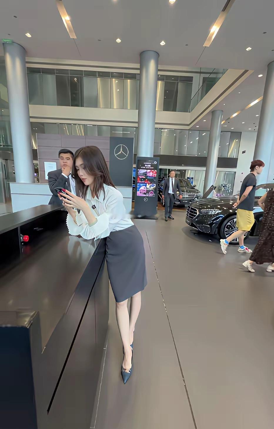 这女人不愁没车卖，太美了！​​​