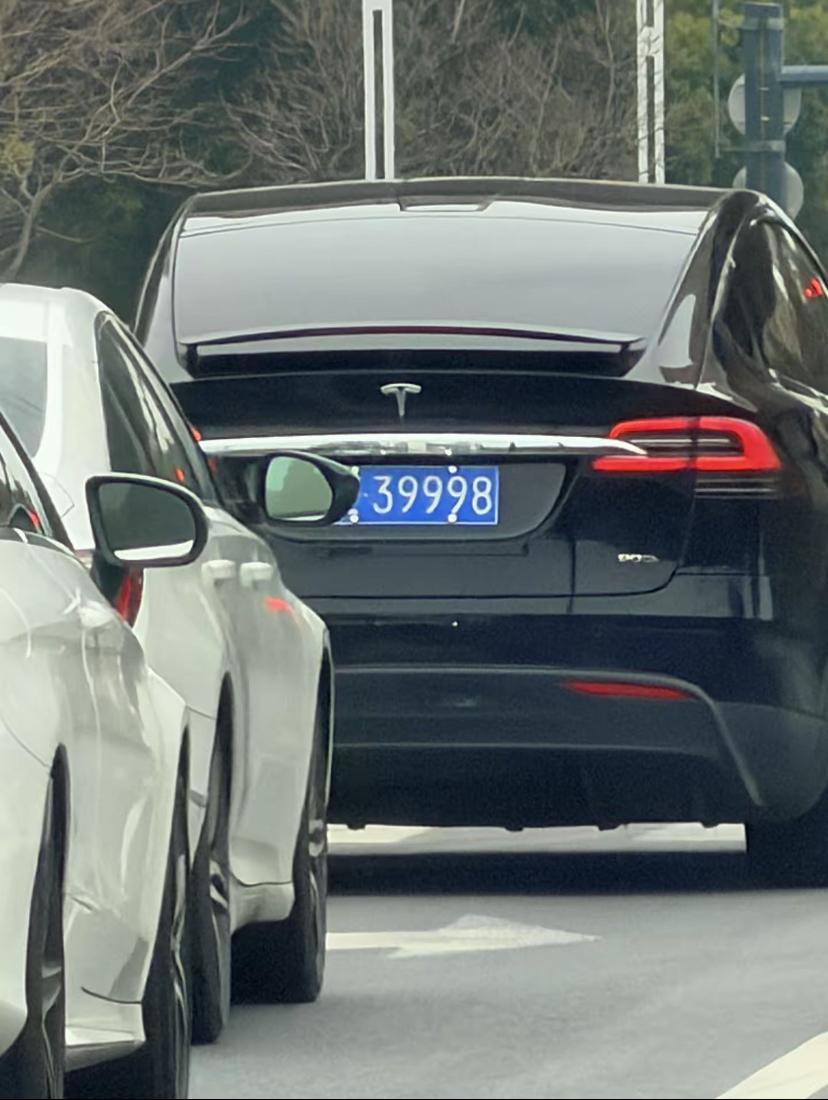 第1批买特斯拉的人是真的有钱！他们不仅有钱，而且还敢于尝试新事物！当时的购买