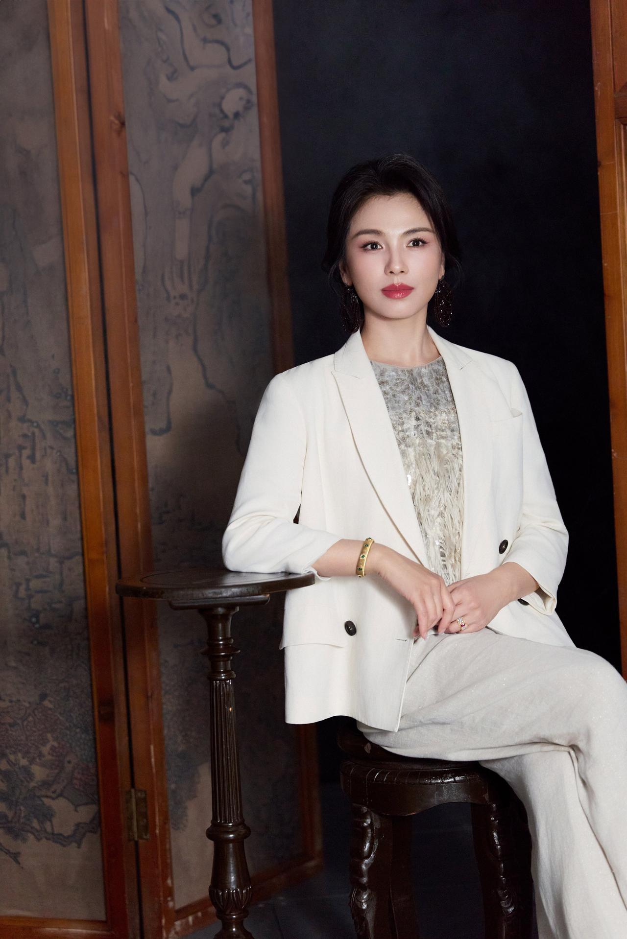 刘涛此次为《食神百厨大战》活动打造的造型，完美诠释了“高智感”与“清冷温柔”的知