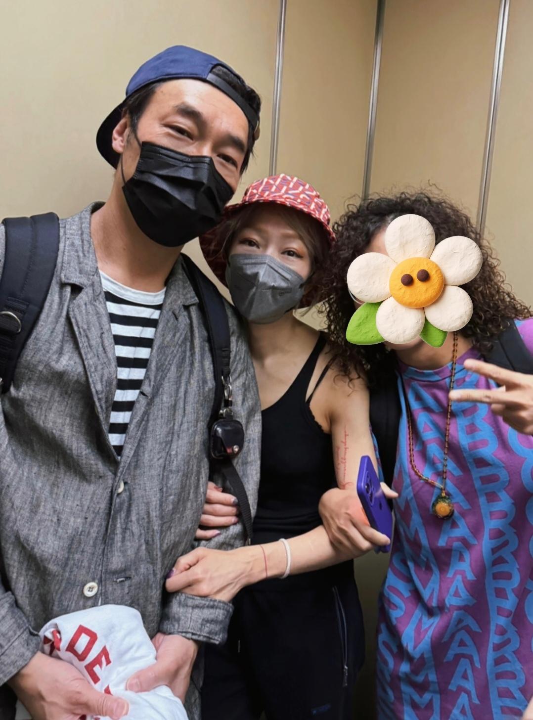 郑秀文、许志安香港被偶遇，看起来有点累的感觉…… 昨天（5月5日），有网友发