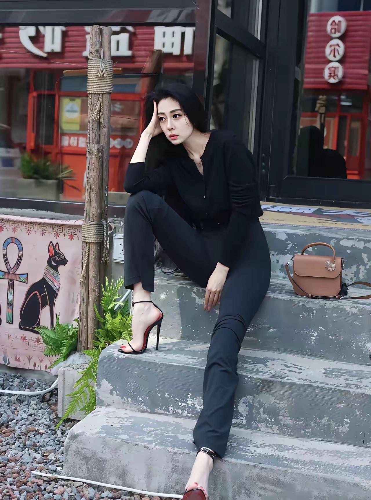 穿这么高跟鞋子的女人，一般都是从事什么工作的？小编在工厂上班，而且是男生居多