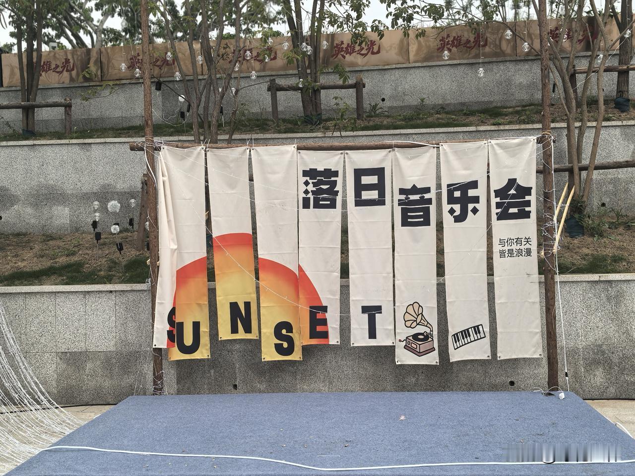 单位同事讲的，说一老职工离退休也就三四年时间了，在某科室呆着，占了茅斯不拉屎那种