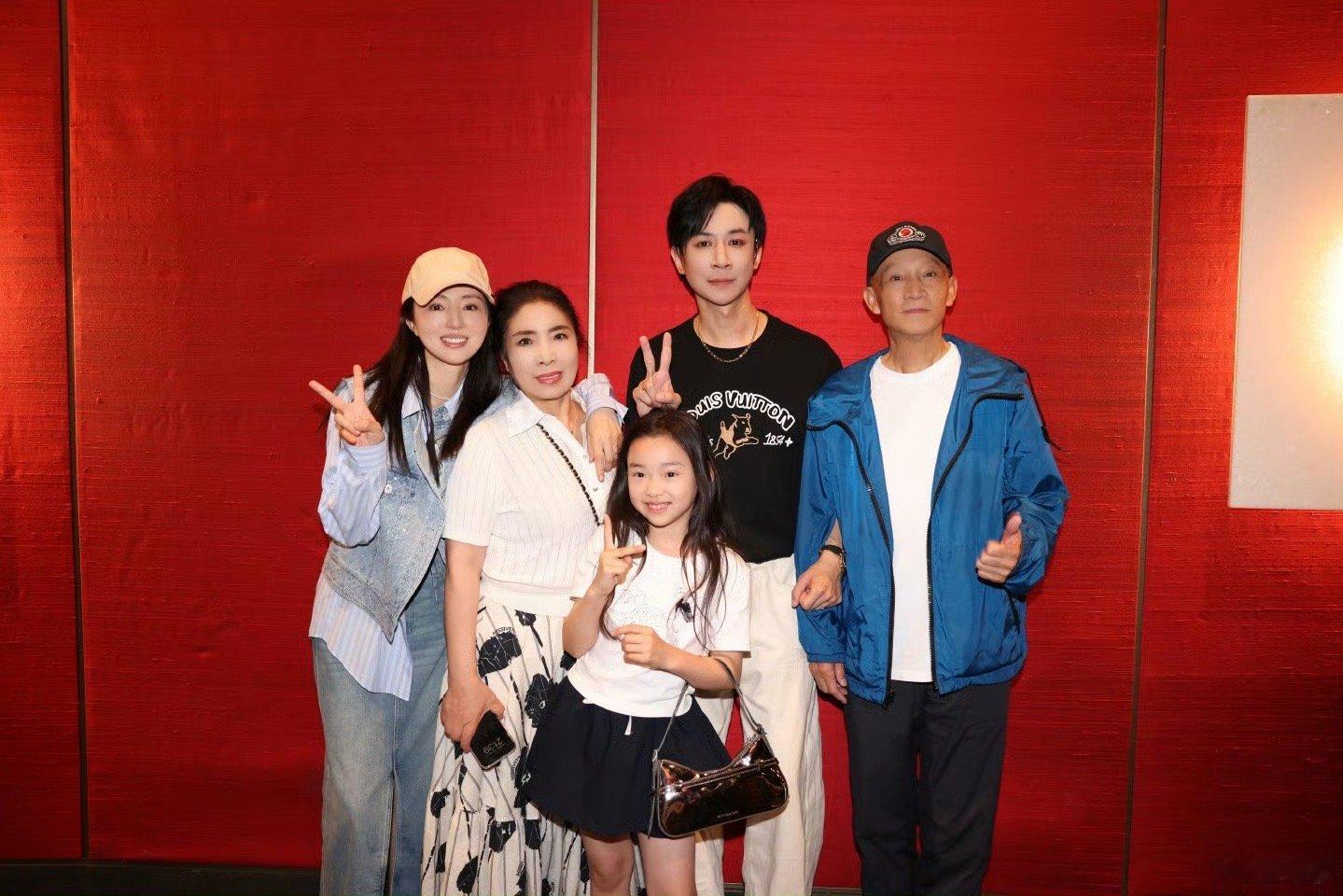 董璇张维伊全家福原来张维伊六月就发了全家福！！！董璇带着小酒窝去看张维伊的话剧并