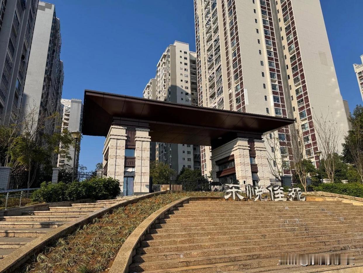 ⚠️欠费就停46部电梯？全小区被迫爬楼！这操作合法吗？✅太疯狂了！因为几户业主