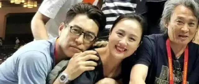 连老干部靳东都跟媛媛这么亲昵就像依偎着大姐姐一样你就可以想象的出媛媛的人