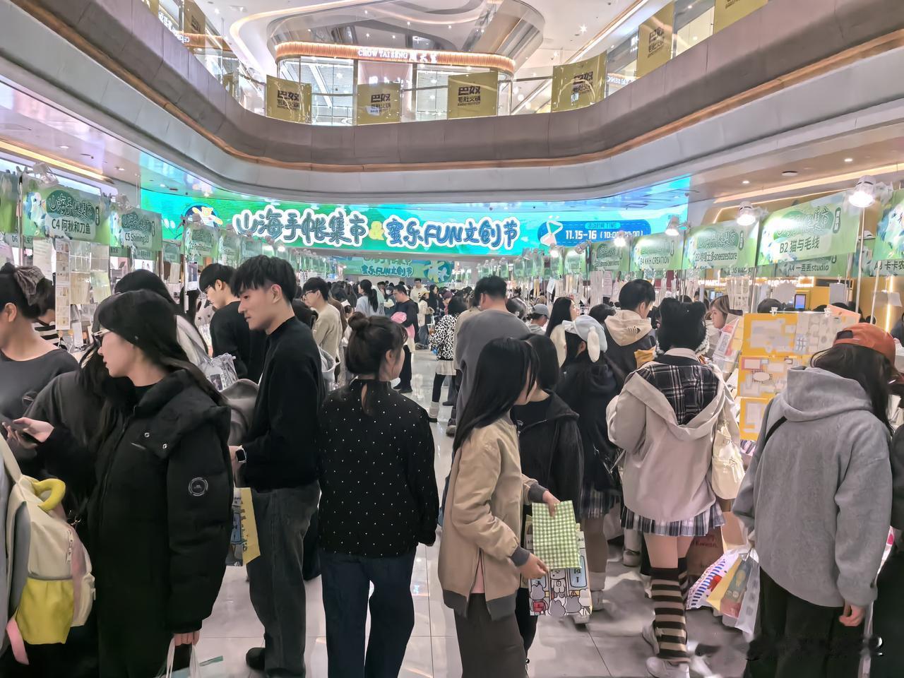 我好奇地凑过去看，原来真是在那里摆摊儿卖东西的，卖的东西全都是五花八门，各种各样