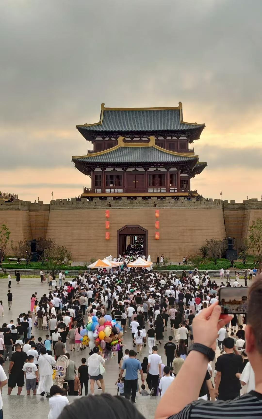 看到隔壁洛阳、开封仿古建筑大火，这引发了郑州的古建筑野心。这两年郑州去洛阳、开