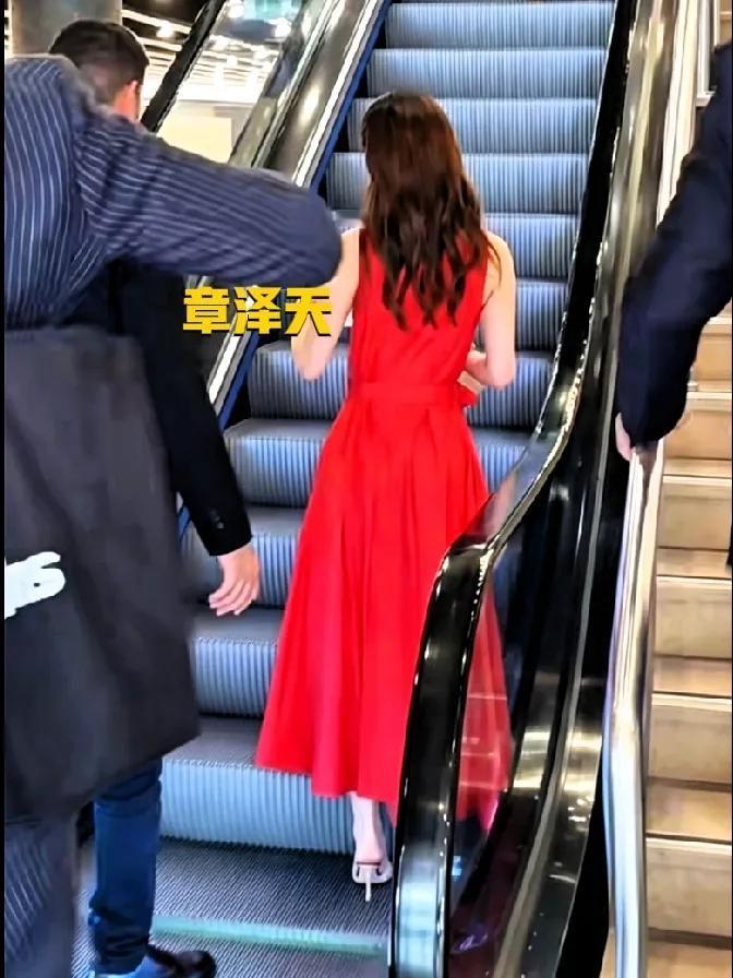 章泽天现身戛纳电影节成为焦点，碾压众人，这气质不输一线明星！当天她一袭无袖红裙