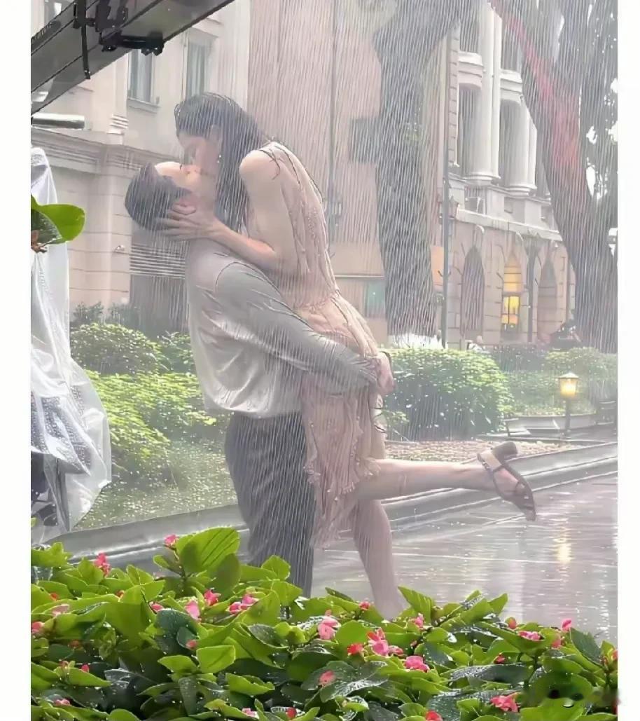 在第1场秋雨里吻别。从此我的城市里不再有你，而你的城市里也不会有我。
