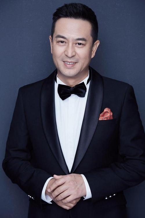 随着剧集《主角》热播，张嘉益饰演的胡三元深入人心，全网观众纷纷趣味喊他“舅”。面