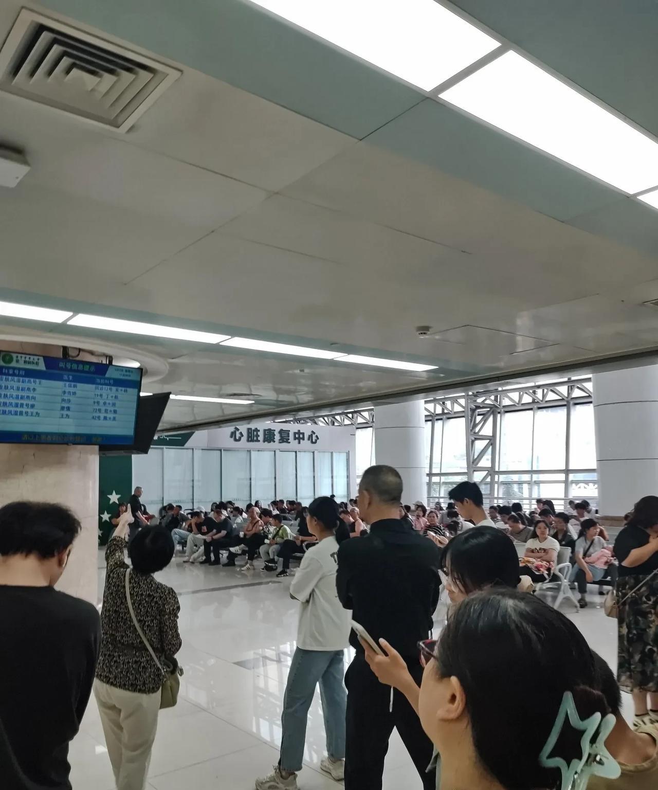 昨天新认识一个区县来进修的女医生，她是消化内科的，在本院进修一年，现在很少有愿意