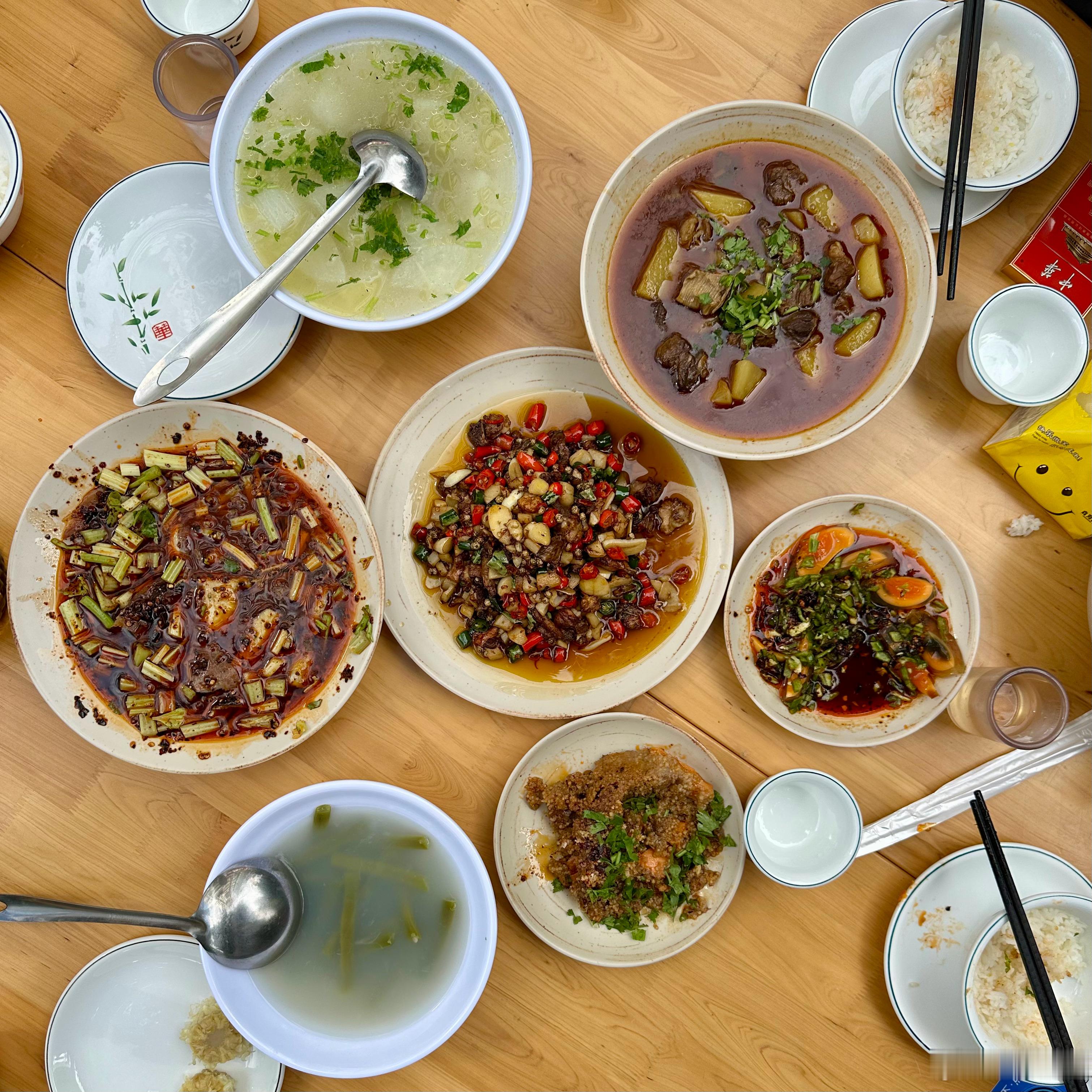 午餐。团购的牛肉馆子，4个人花了80多。但是我一口肉没吃，就吃了图六和图七，其他
