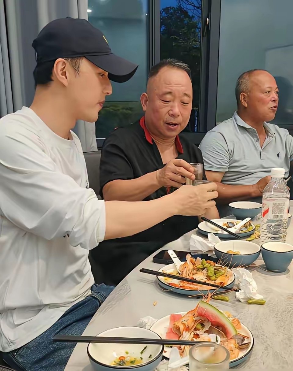 曾是蒋欣公开深爱过的男人，如今却坐在人均60元的苍蝇馆子里。