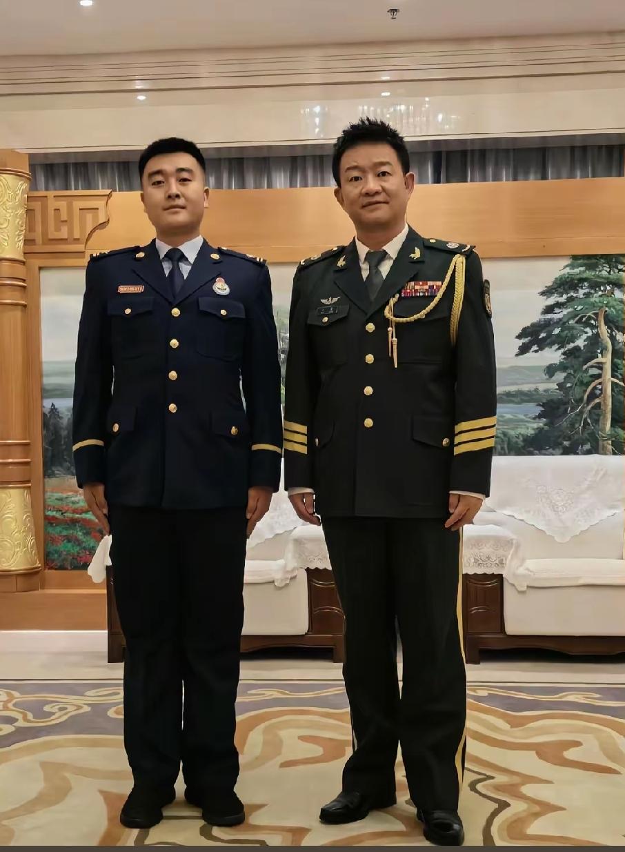 左边是消防员，右边是不是文职服装，感觉像陆军的礼服，绶带，姓名牌，勋表都是有的，