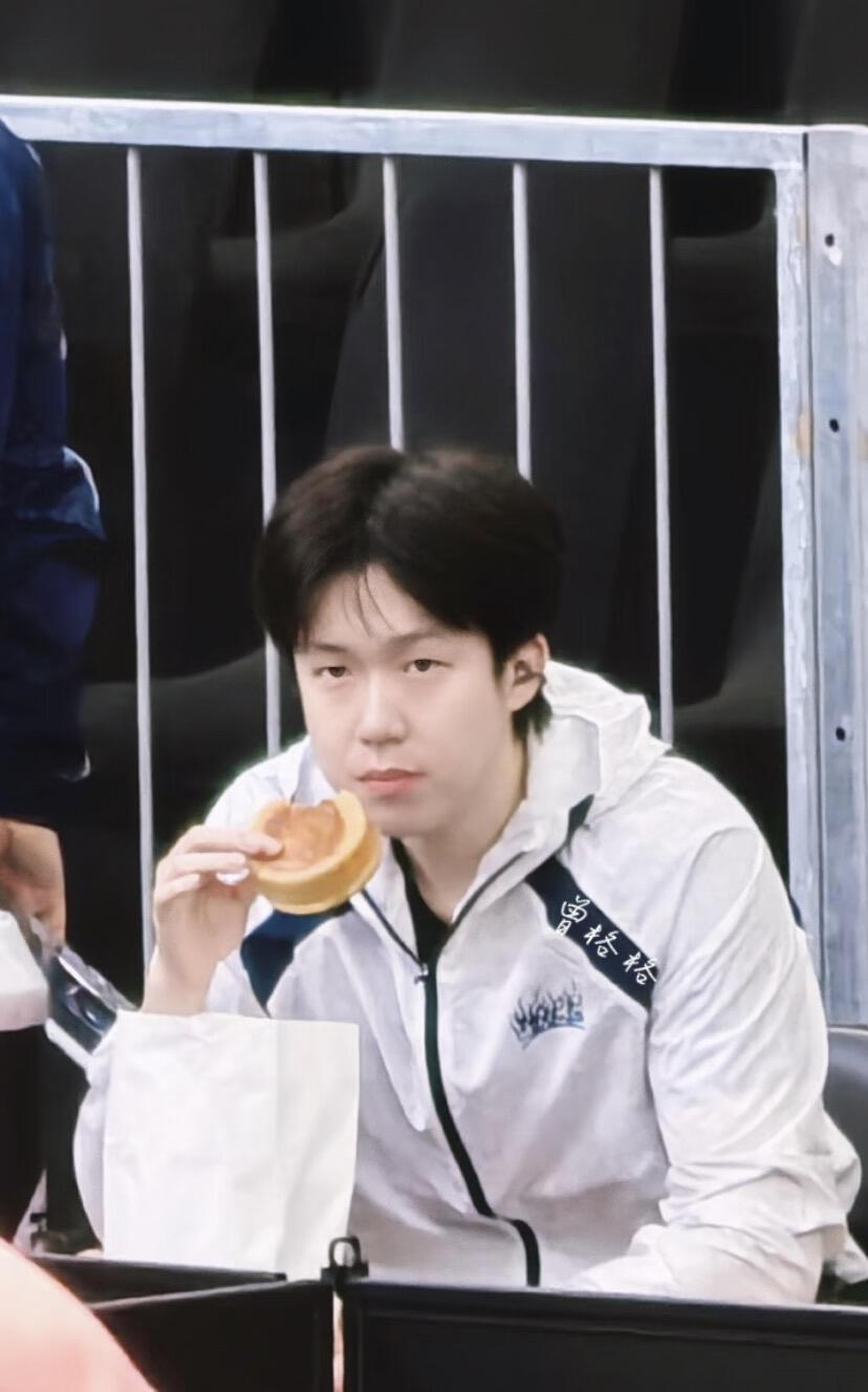 快乐耶耶在吃面包，自己很开心，白色运动服，轻松上阵，顺利万事！优雅气质，感觉他