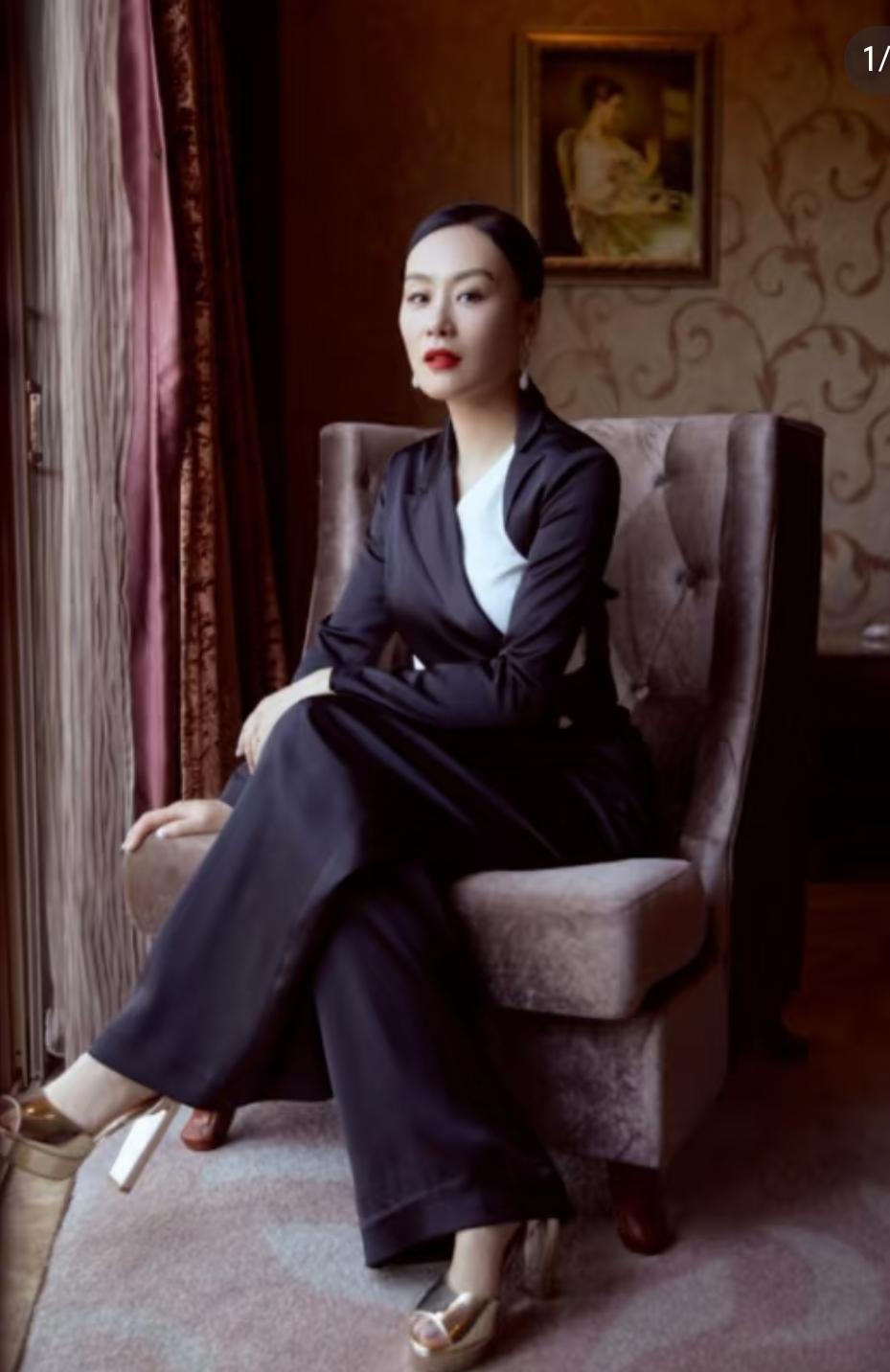 别再说邬君梅无亲生子女是遗憾！60岁丧夫的她，早把日子过成了最好的模样！相伴