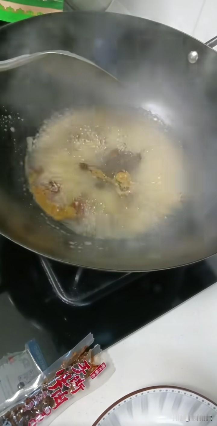 牛肉干煮成豆腐干后续，湖南的博主“杨二”又重新拿出一小包煮了一遍，跟上次一样，煮