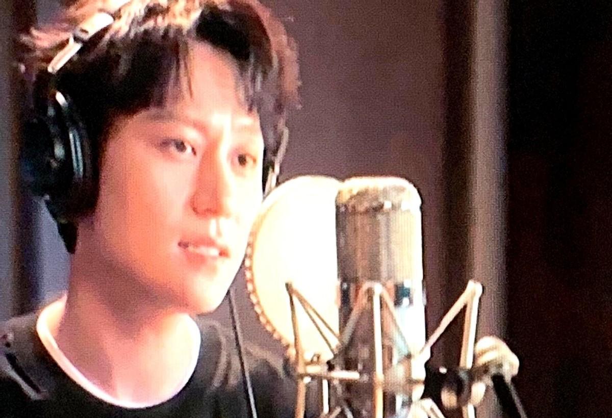 杀青合照里，永远空着一个位置。不是P图，不是缺席。是《小城大事》片尾，所有演