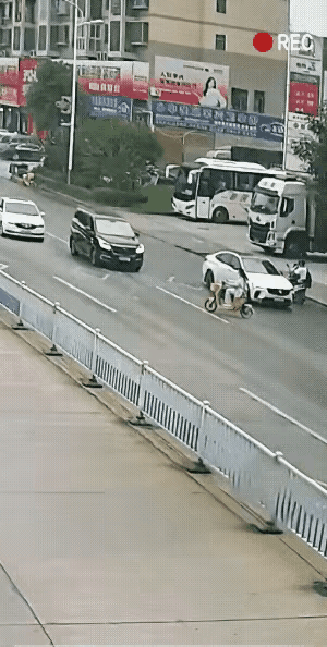 所有的捷径都标好了价格，有的要钱，有的要命！刚刷到个视频，心跟着揪了一下。