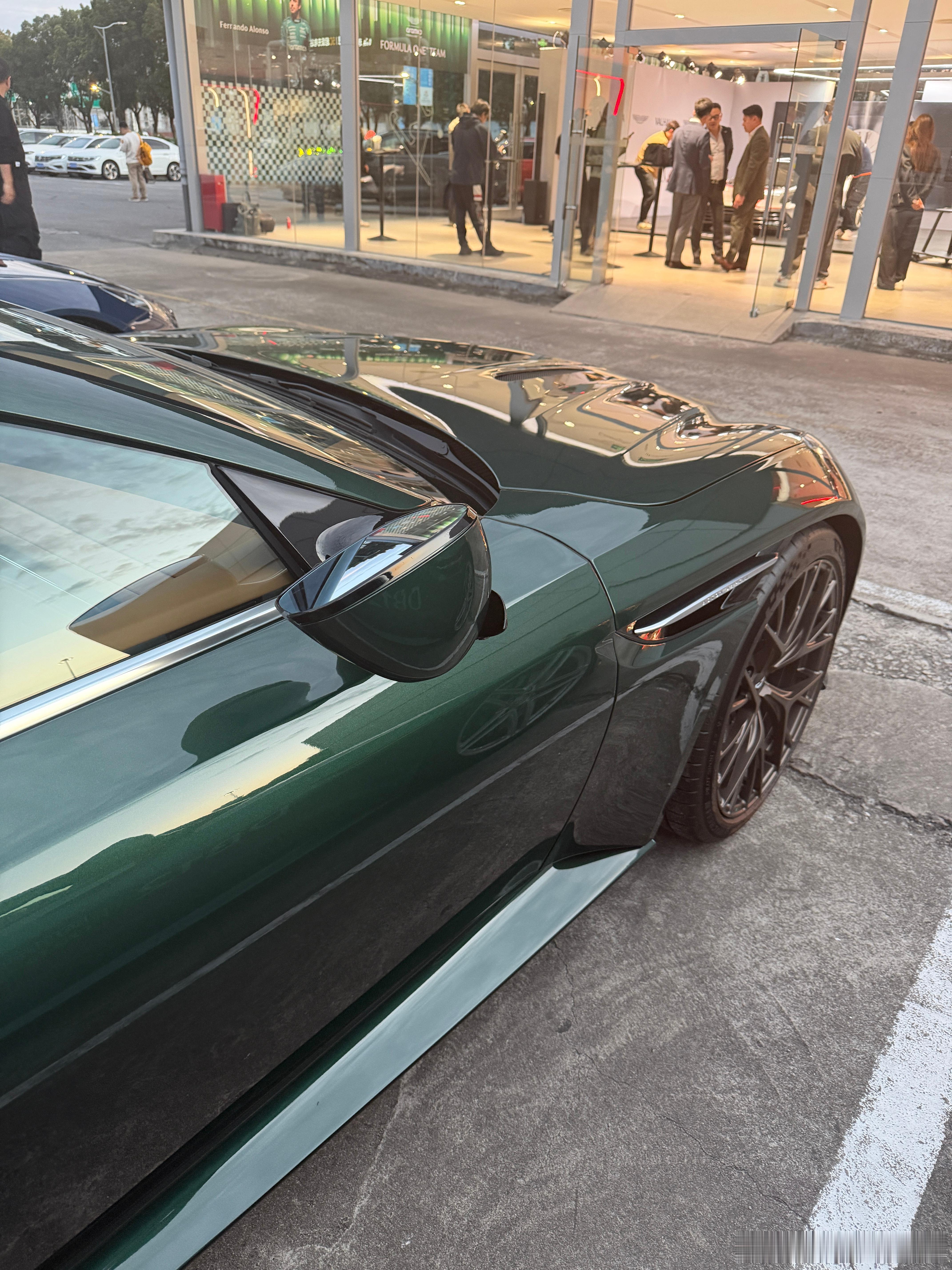 马丁这小细节真挺性感的