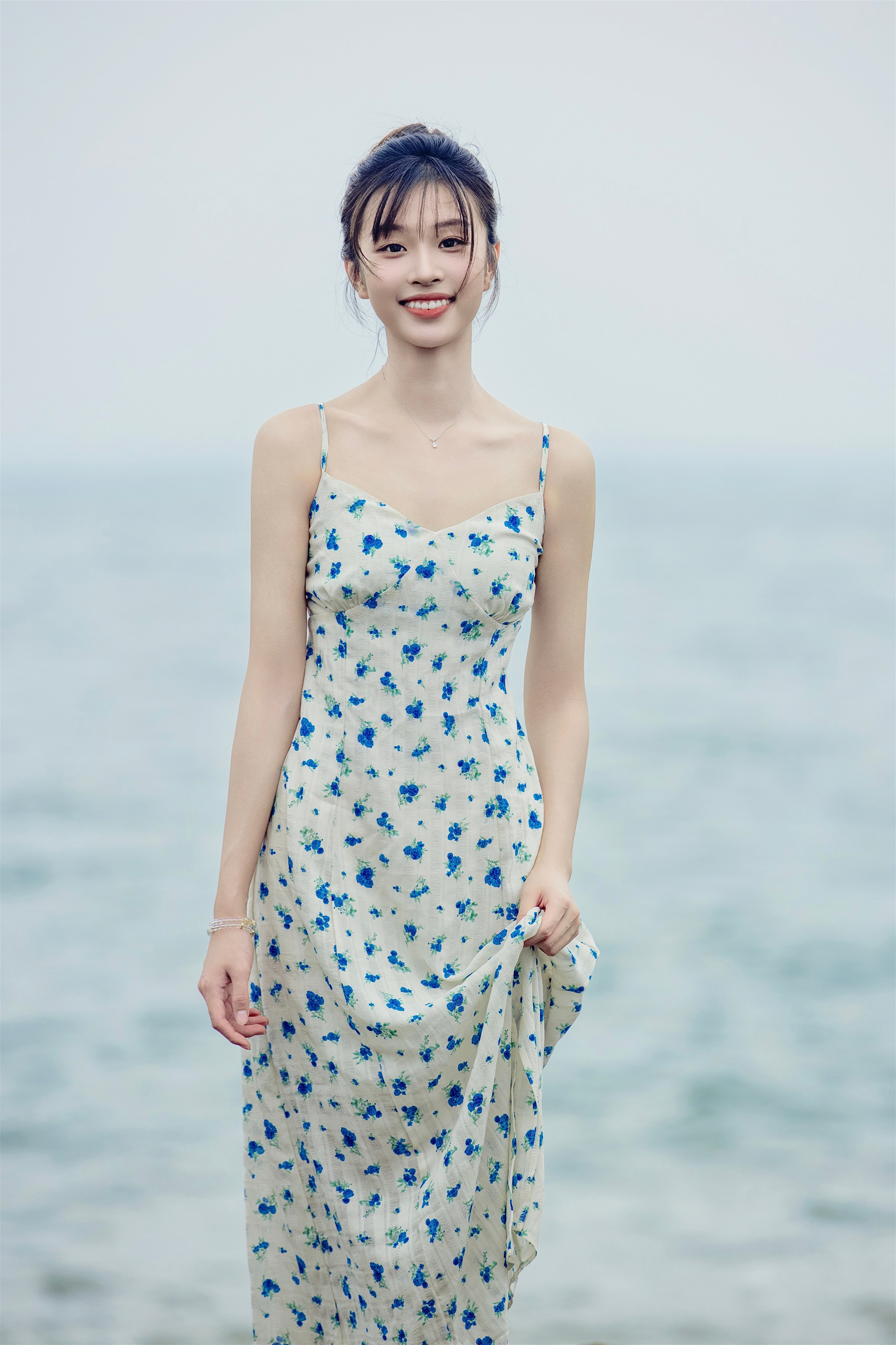 钟雯冠秋日美图上线：海边碎花吊带，清新怡人​​​