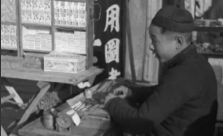 1946年，解放军为投诚的2000土匪设宴接风。席间，匪首脱下大衣，顺手挂到墙上