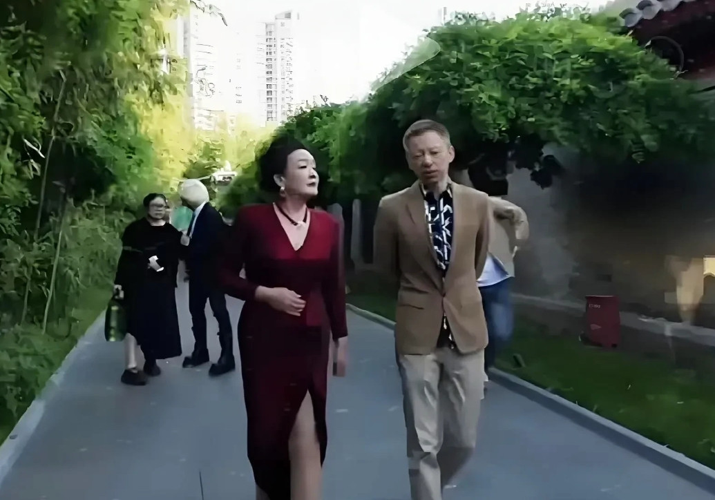 万万没想到，张兰女士现身时这般吸睛。一袭酒红色修身长裙如流动的葡萄酒，V领