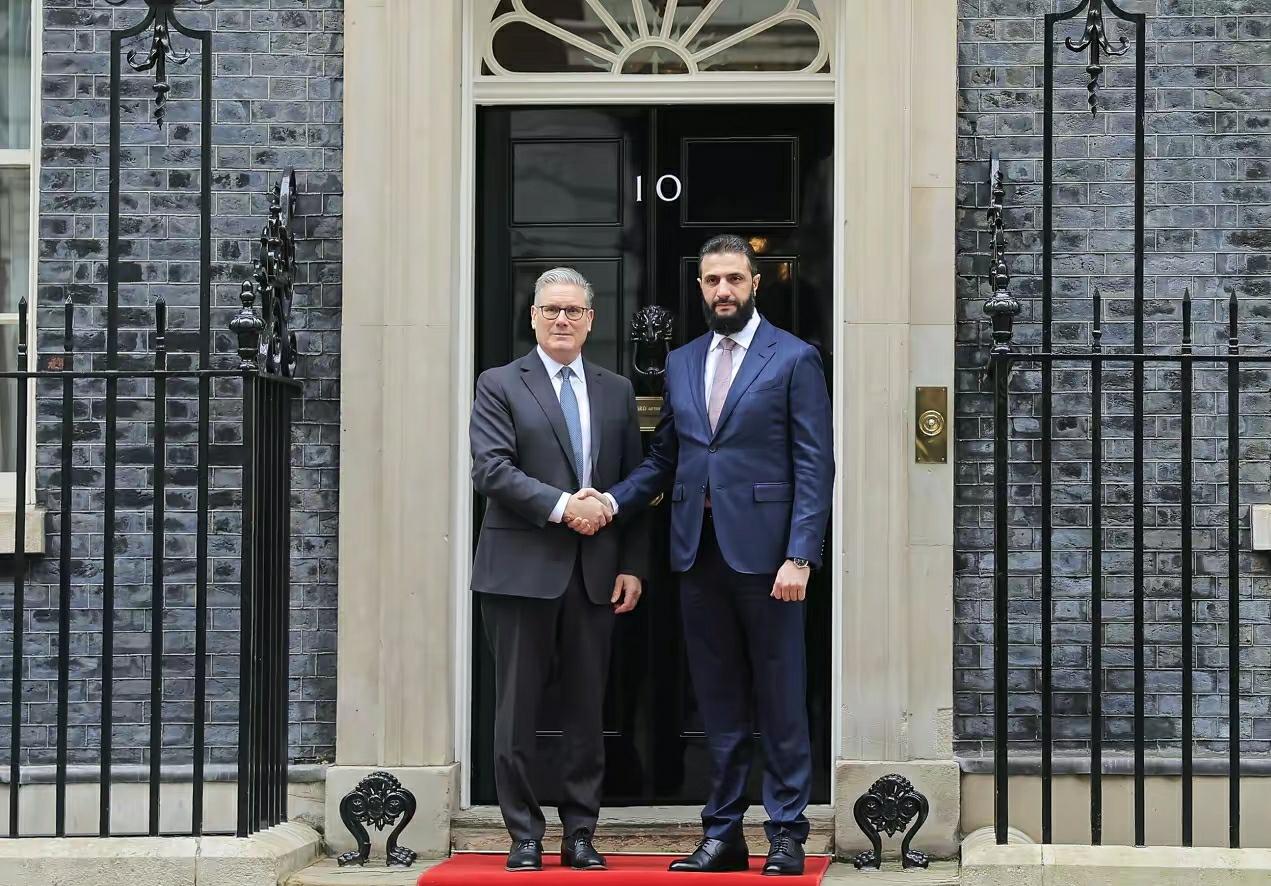 朱拉尼越长越像巴沙尔，眼睛陷到眉毛里，眼睛和眉毛之间没有界限，连成一片，眉压眼特