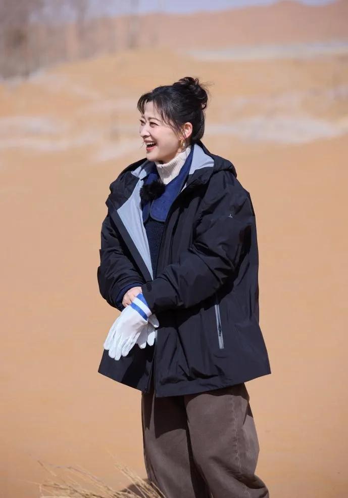 被梅婷的初春穿搭折服！👌冲锋衣+阔腿裤才是户外穿搭的天花板吧！舒适保暖，又