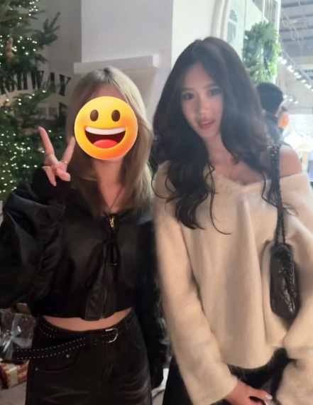 钟丽缇女儿考拉cayla出门逛街的时候被网友偶遇，纷纷要跟她合影，随便跟谁合影都