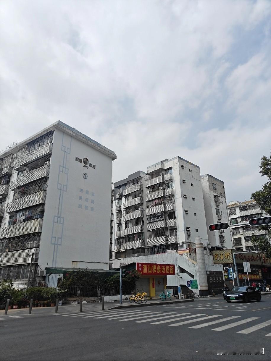 早些年在深圳买房的还是明智的。大年初六，老妈要我们去给在深圳罗湖的一个舅舅拜个