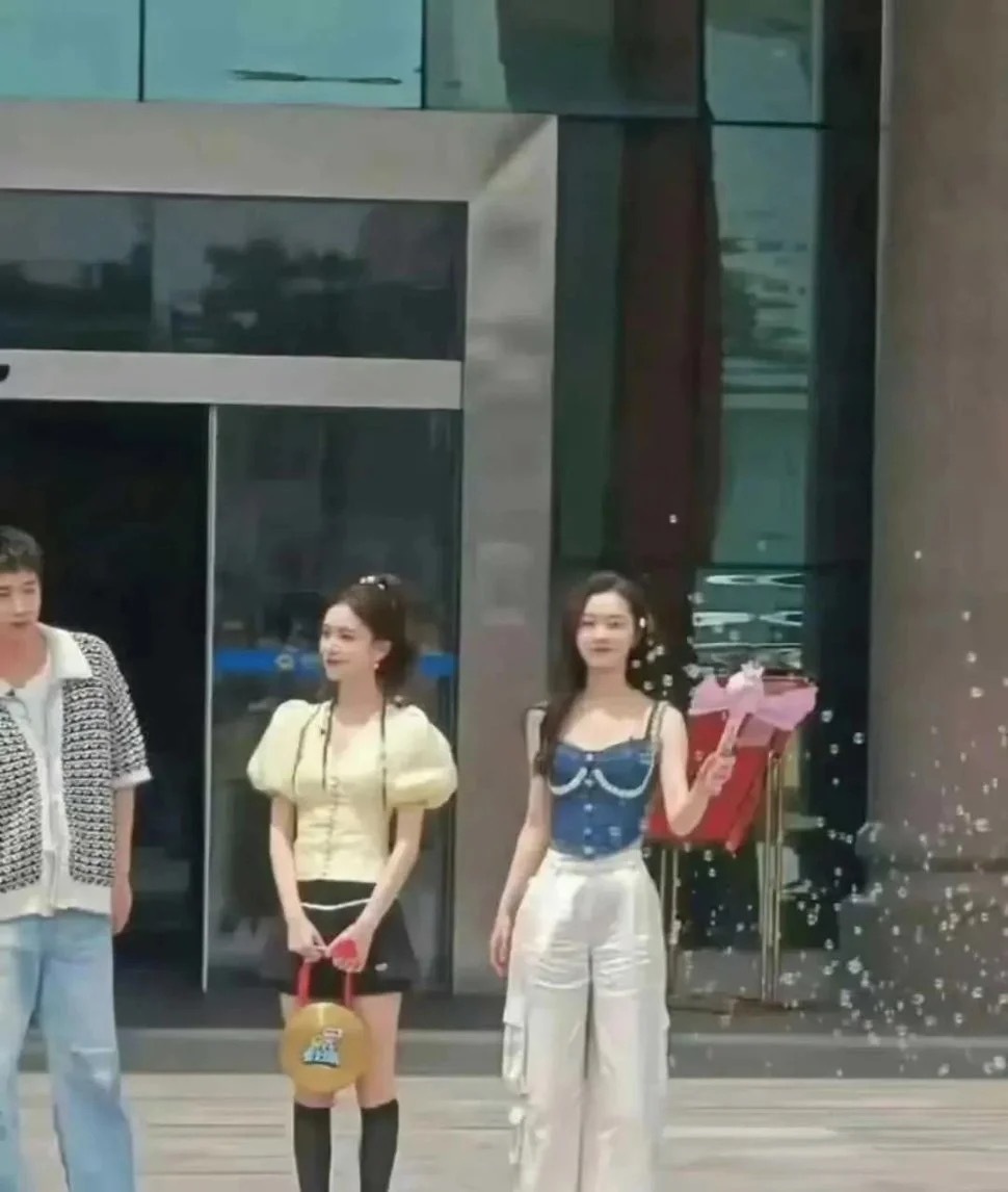 宋轶的身材可真好，腰比旁边女生瘦一圈