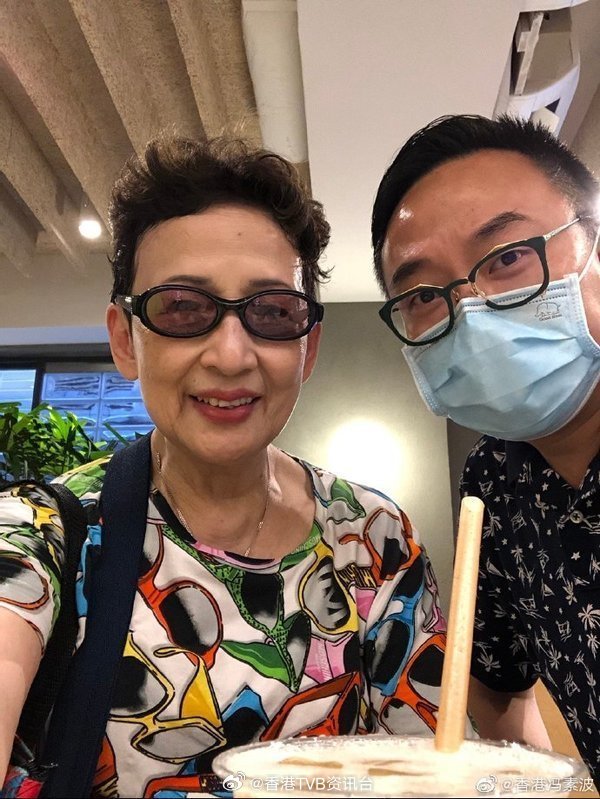 冯素波拒随子移英独留港，儿子新抱返港送惊喜，波姐曾想买美国墓地，爱儿扬言不拜祭？