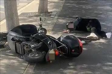 湖南岳阳，男子骑电动自行车与一辆轿车会车时，因操作失误导致车辆失控，连人带车撞到