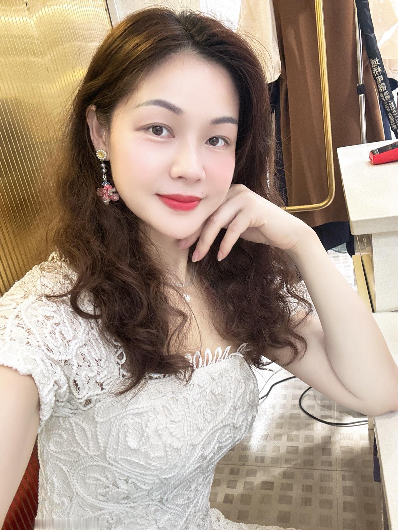 时间真的好快，一周又过了一半。记录自己，记录日常，记录碎碎念。温柔白色连衣裙