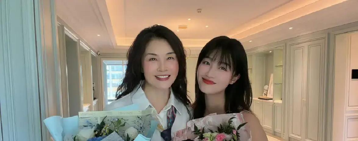 谁能想到，那个在《甄嬛传》里满脸写着不甘心的配角浣碧，如今已经能独挑大梁，带着新