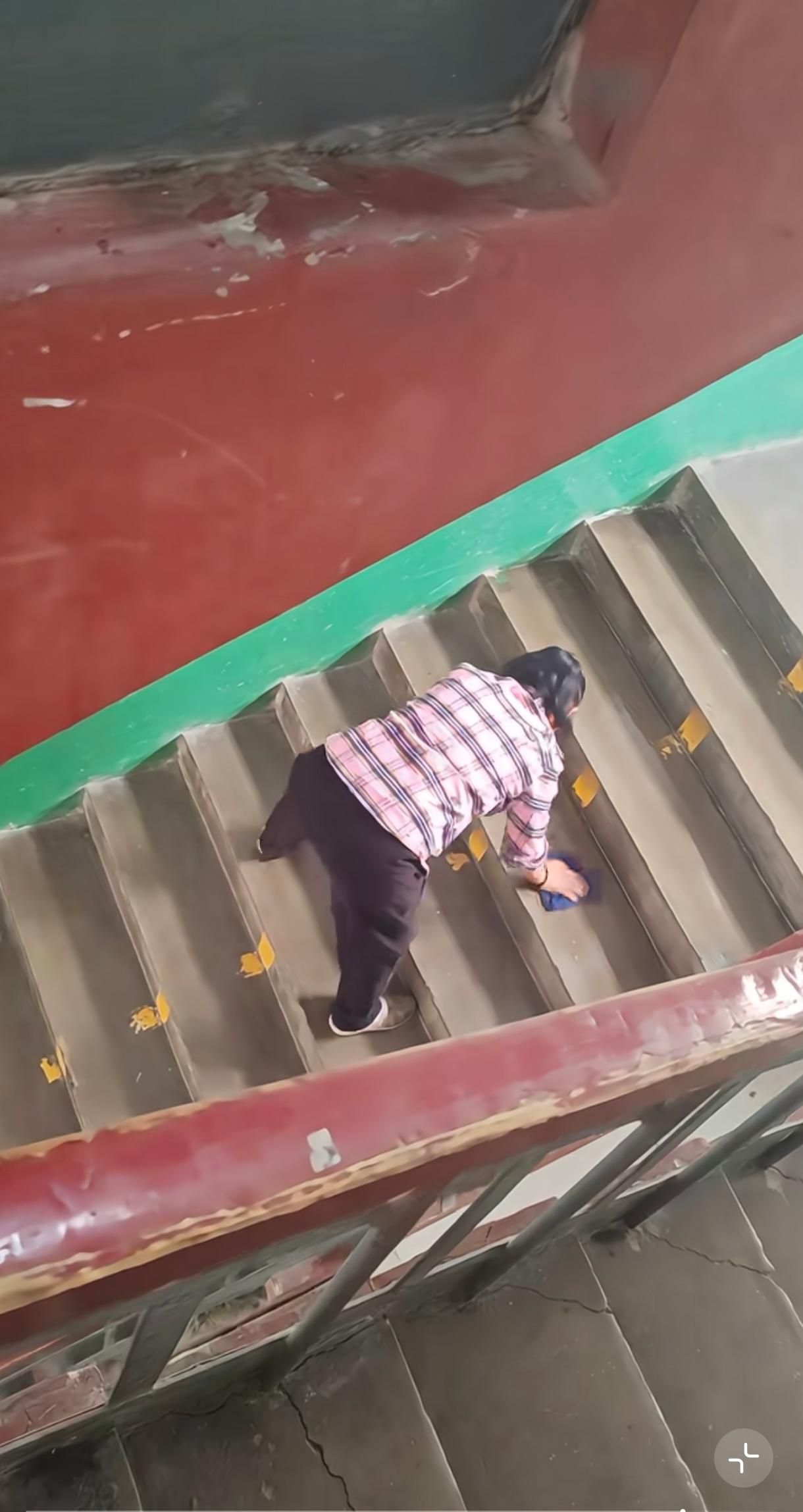 关注底层中年妇女的就业环境！善待他人就是善待以后中年的自己。必经加工资，什么地板