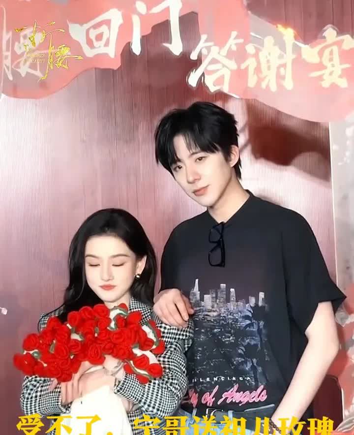 宋祖儿手上拿的是不是那个特别火的给女朋友织的玫瑰花毯！！是谁送的好难猜呀？[舔屏