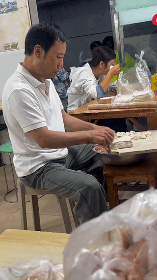 为什么说南方的小馄饨是最坑人的小吃？主要原因是它里面放的肉馅实在是太少了，几乎
