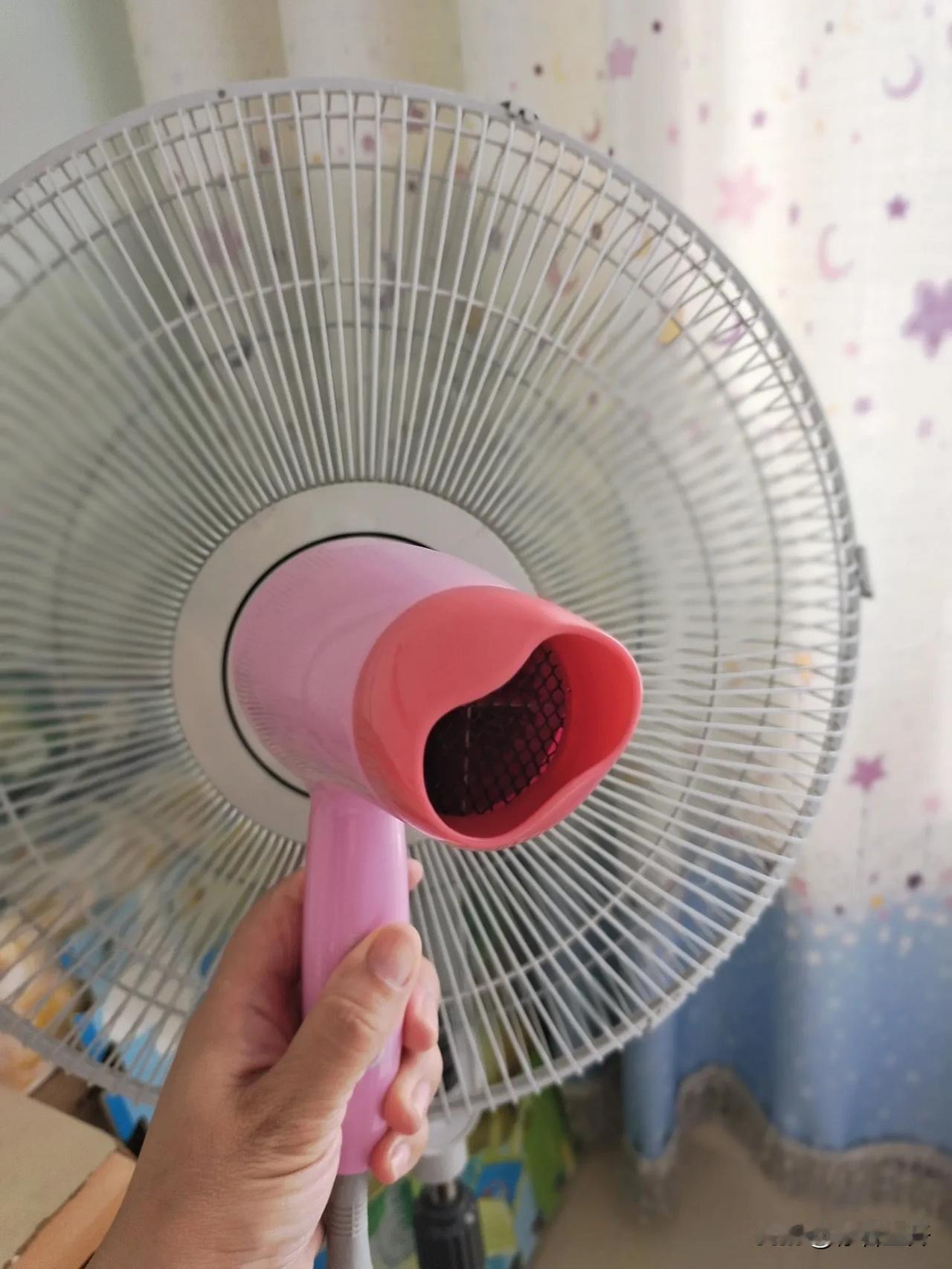我发明了一个快速吹干头发的方法，太好用了！我家的大吹风机坏了，洗完头发用风扇
